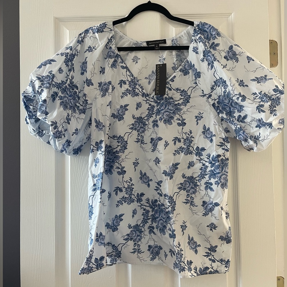 Banana Republic puff sleeve floral shirt .